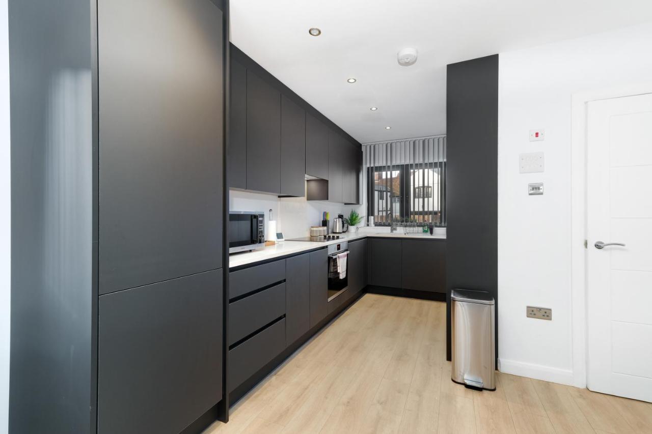 Modern 4 Bedroom House With Parking In Farnham Royal, Slough By 360Stays Exterior foto