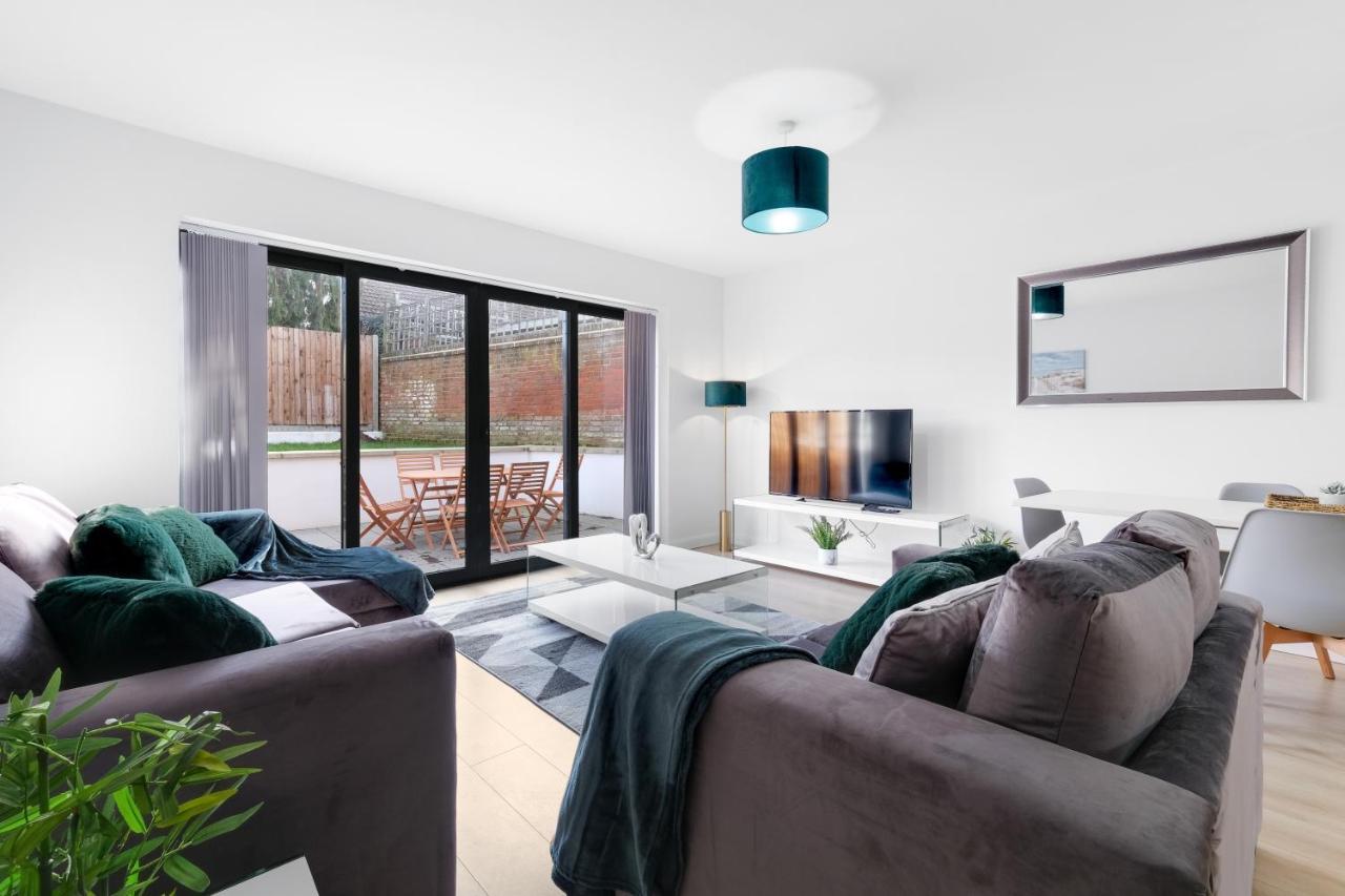 Modern 4 Bedroom House With Parking In Farnham Royal, Slough By 360Stays Exterior foto