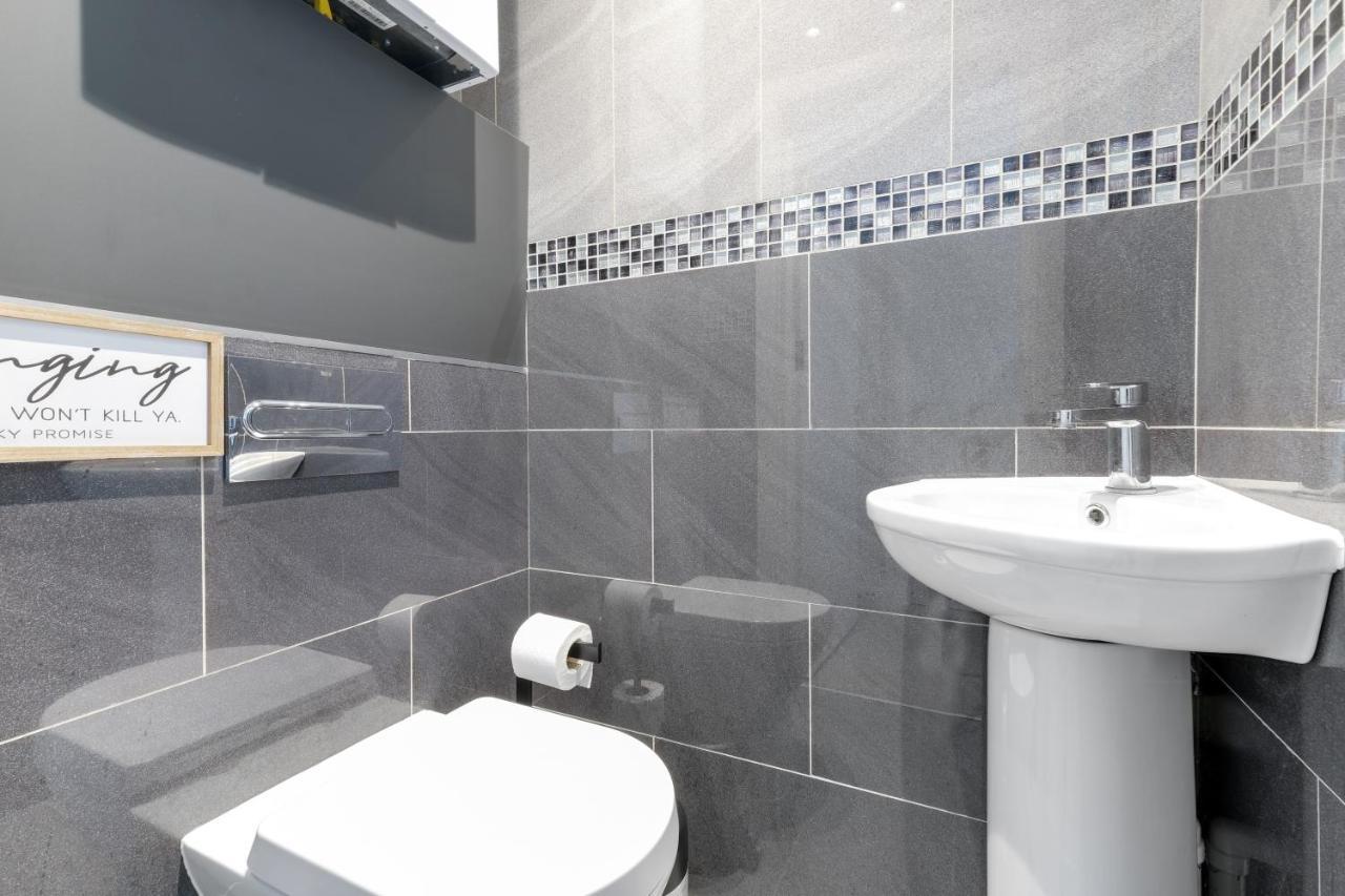 Modern 4 Bedroom House With Parking In Farnham Royal, Slough By 360Stays Exterior foto