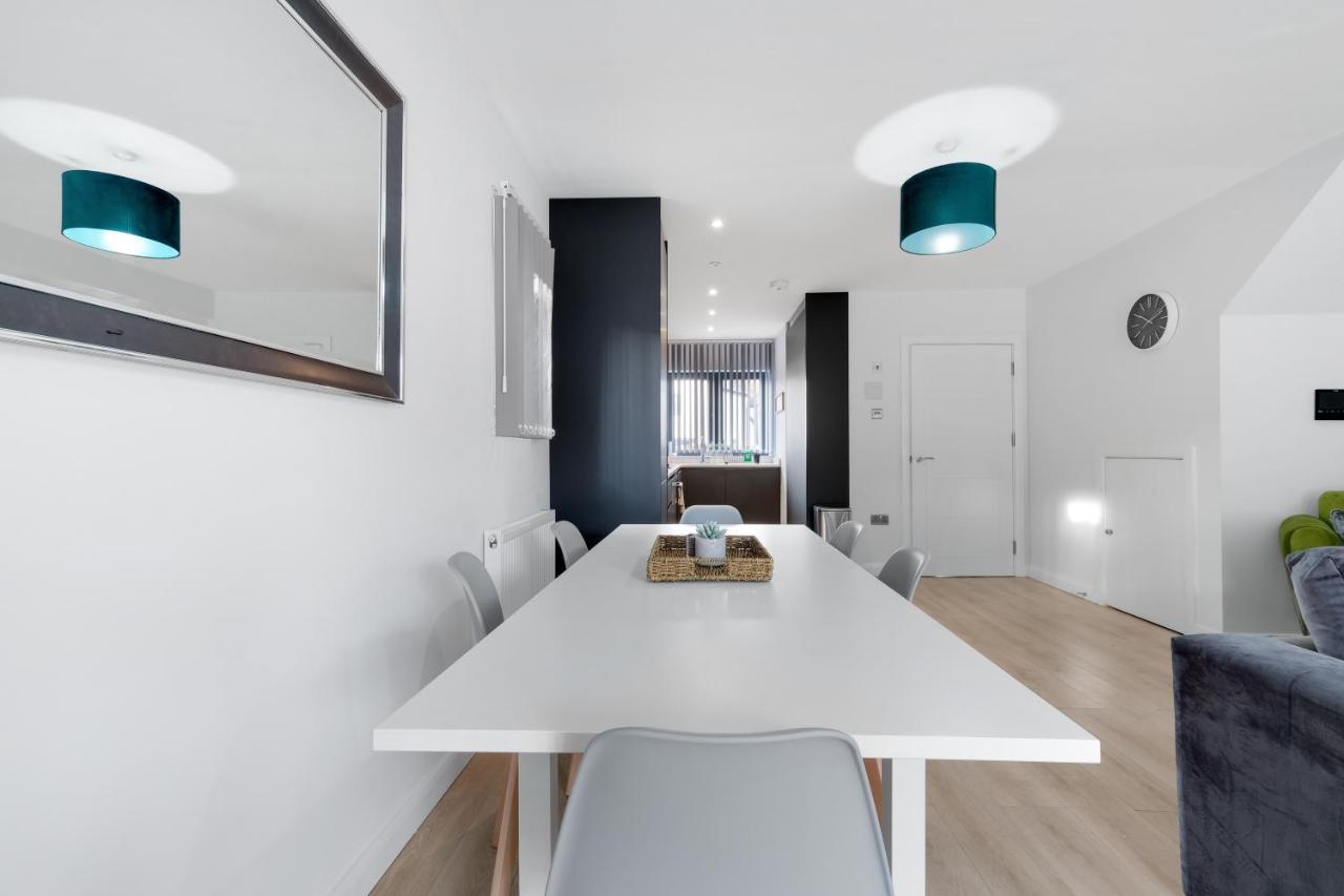 Modern 4 Bedroom House With Parking In Farnham Royal, Slough By 360Stays Exterior foto