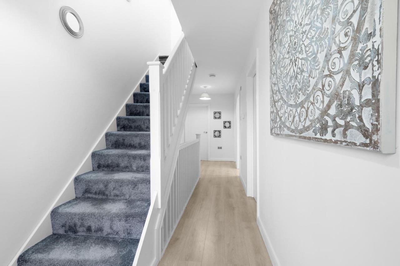 Modern 4 Bedroom House With Parking In Farnham Royal, Slough By 360Stays Exterior foto